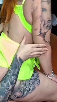 Latina traviesa follando a su vecina se eyaculó en el culo grande