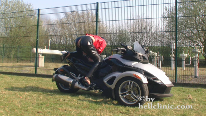 Rubber & Clinic Studio - 1ATOYS: Masturbación anal y mear al aire libre
