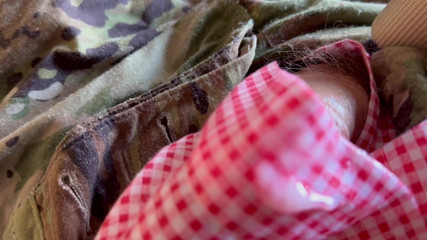 Gay Soldier Stuff: Il soldato dell'esercito si masturba indossando dei Boxer bianchi e...