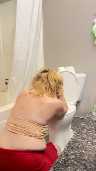 Guardami cambiare posizione con lei in bagno