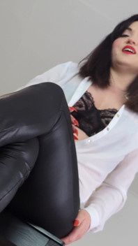 VEDERE LA PERSOANA 1 cu labă cu pantofi în ciorapi negri, pantaloni din piele și salopete cu toc înalt pe masa de pulă - Dame Olga 4K (725)