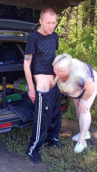 Nel parco, scopo la mia vicina nella sua figa alla pecorina, poi in bocca e sborra due volte in un minuto