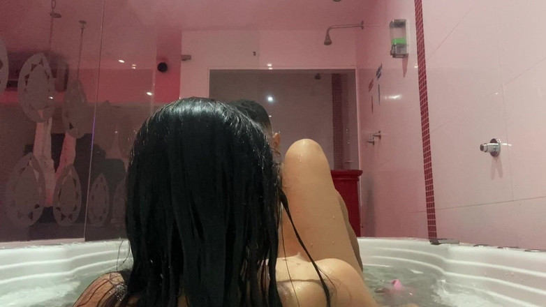 Yohamedi: 자쿠지에서 내 의붓이스터 따먹기