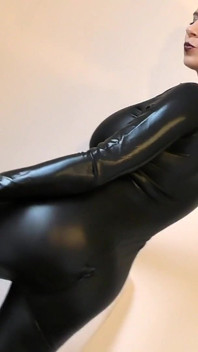 Slicka Super Highheels studsande bröst och mjölkar bröst