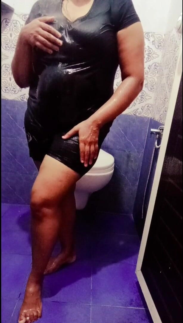 Your Arya: Adik tiri India bertetek besar Arya di bilik air