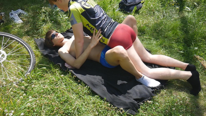 Ethan Alex: Jazda na rowerze cumming na zewnątrz