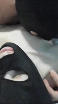 Sexy paar leckt ihre brüste und nippel zärtlich