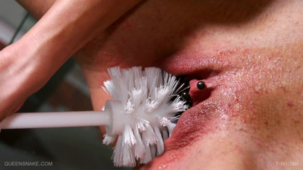 Queen Snake: T-Brush inside pierced pussy