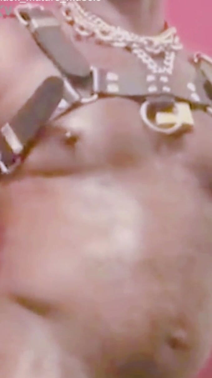 Black smoking muscle stepdad: काली मांसपेशियों वाली डैडी प्रोस्टेट खिलौना। स्तनों का खेल अनलोड सत्र