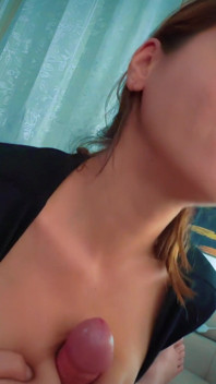 Domowe obciąganie POV - napalona milf z miękkimi naturalnymi cyckami dokucza Wielki kutas