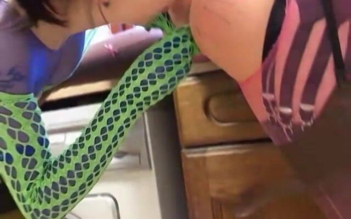 Homegrown Video: Freakige englische lesben haben analsex mit strapon