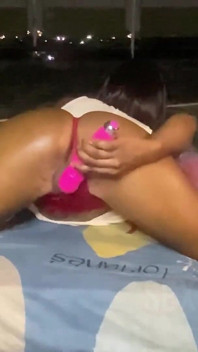Soy solo una chica cachonda mi coño siempre está mojado con mi chorro