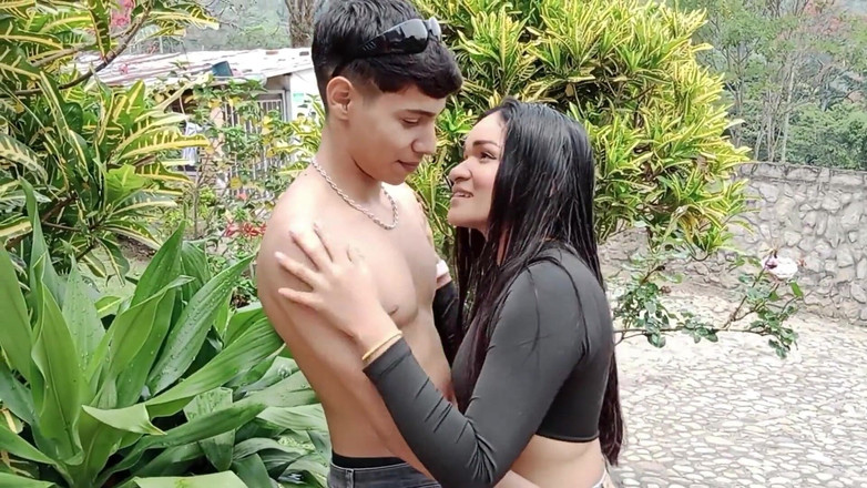 Samanthaa: Bahçıvanı dölünü yutana kadar sikiyorum - İspanyolca porno