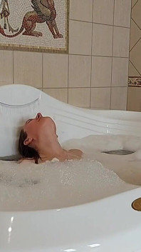 Tôi tắm trong rừng rậm của tôi trong một bể sục. Người phụ nữ rậm lông ướt át