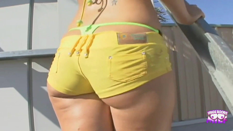 Huge Boobs MILF: Děvka kotě s velkým zadkem roztáhne půlky, aby získala hlouběji šukání.