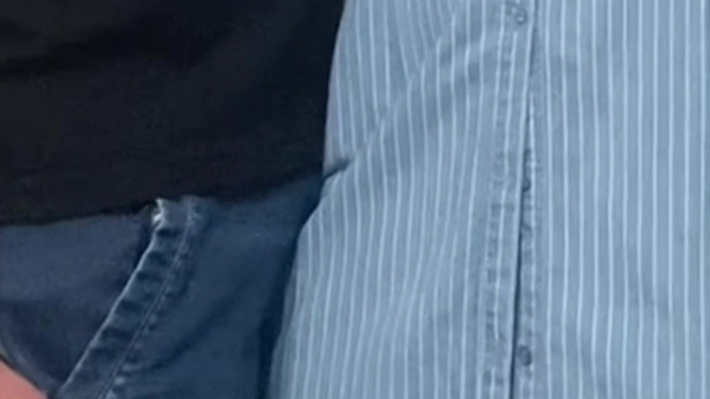 Niki studio: 변태 노인이 지하철에서 손가락으로 자위하다