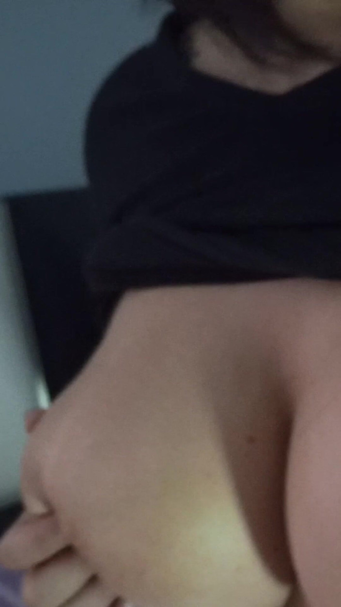 Fabimilf: 我抓住我的奶子并摇晃我的大屁股，勾引了我的继兄弟，想要他操我。