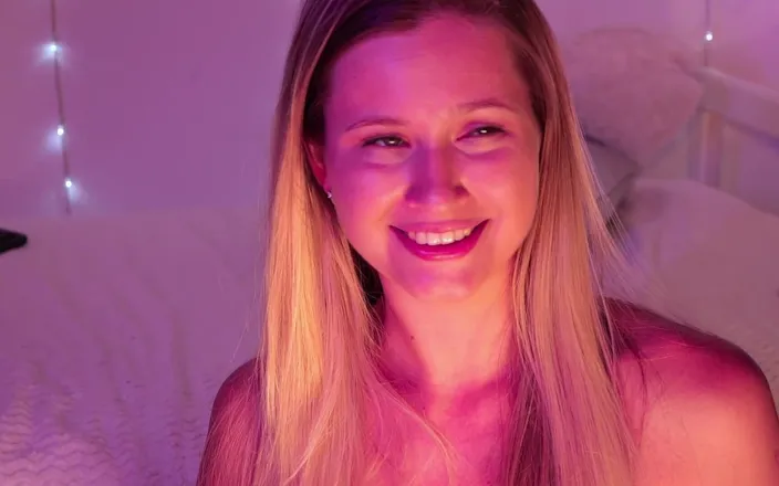 Stella Cardo: Do You Want to See This Juicy Pussy as Close...