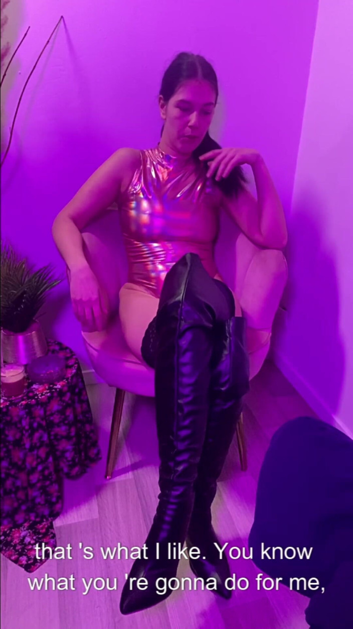 Queen Coquette: Ratu centil - Hamba saya menjaga kaki saya yang cantik dengan...