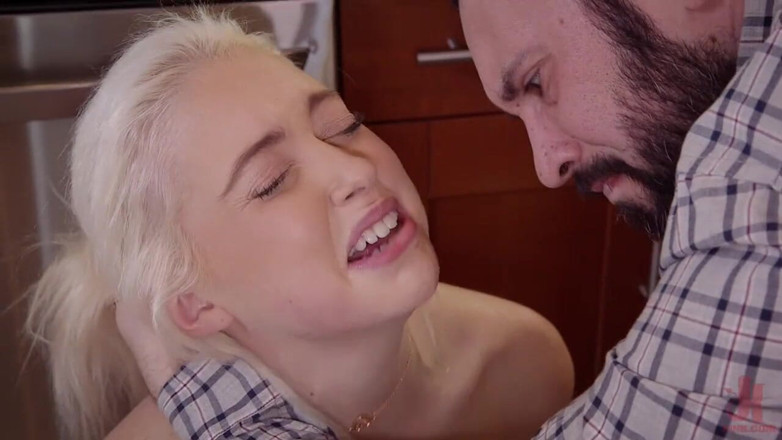 Families Tied by Kink: Altın avcısı anal genç kız eski moda yolu öğreniyor