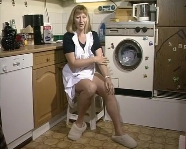 YOUR FIRST PORN: Deutsche Hausfrauen - Wichsort Küche