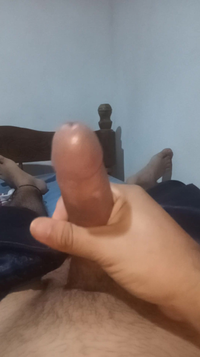 Cute boy jerks off: Un jeune homme se stresse avec un dans sa chambre...