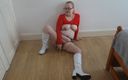Horny vixen: Brincando com vibrador em botas de vestido vermelho e meias