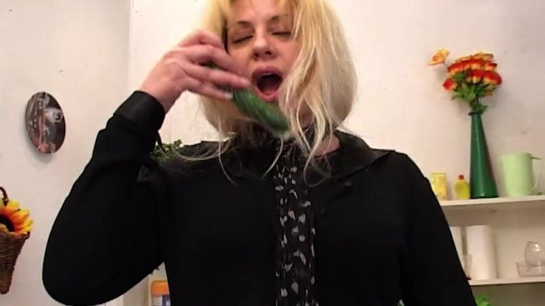 THAGSON MILFS: MiLF bionda spalancata da un cetriolo e da un cazzo...