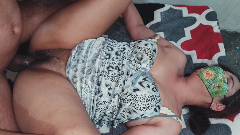 Gullnazkhan: Apa indiencei desi bhabhi a ieșit, apa ei a ieșit...