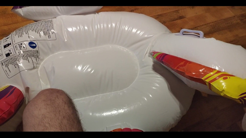 Floatie Boy: Дефляція мого надувного єдинорога ногами
