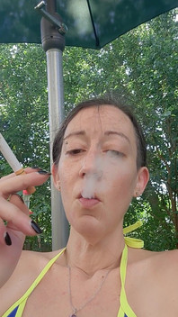Grande ouverte pour attraper ma fumée expirée