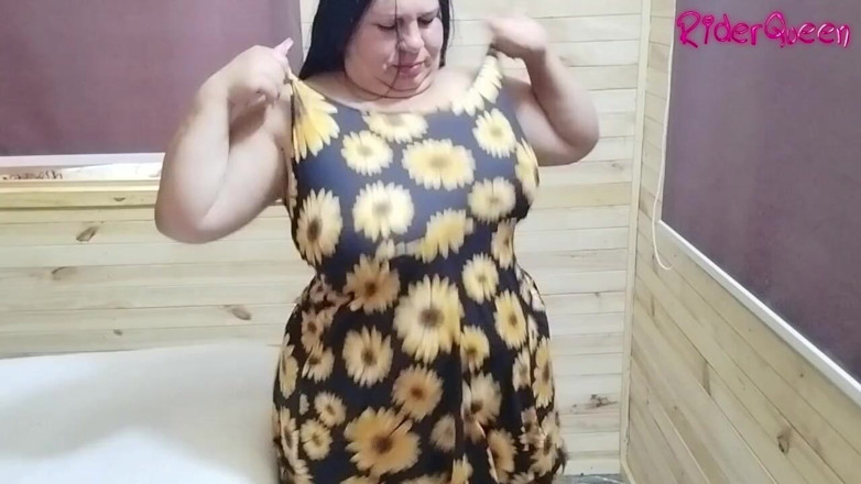 Only Riderqueen BBW Step Mom Latina Alone: Сексуальна пухка пробує квітучі літні сукні