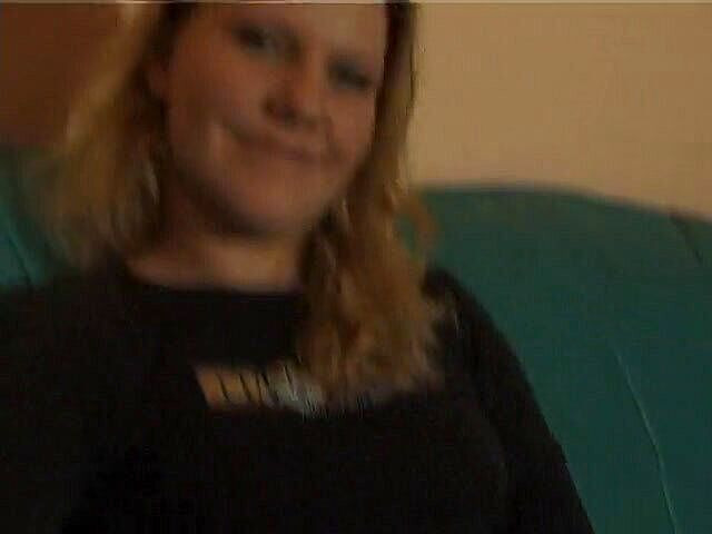 Lucky Wankerz: Une nana blonde se caresse et se doigte la chatte...