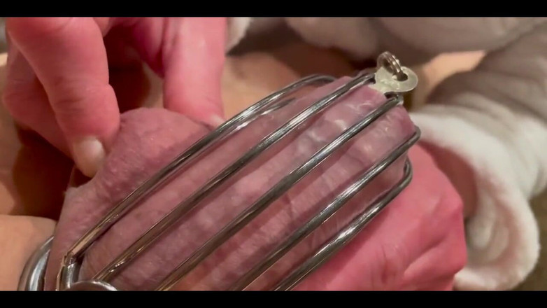 CyntiaCymes: Kyskhetsbälte första gången på sin kuk och förstörd orgasm