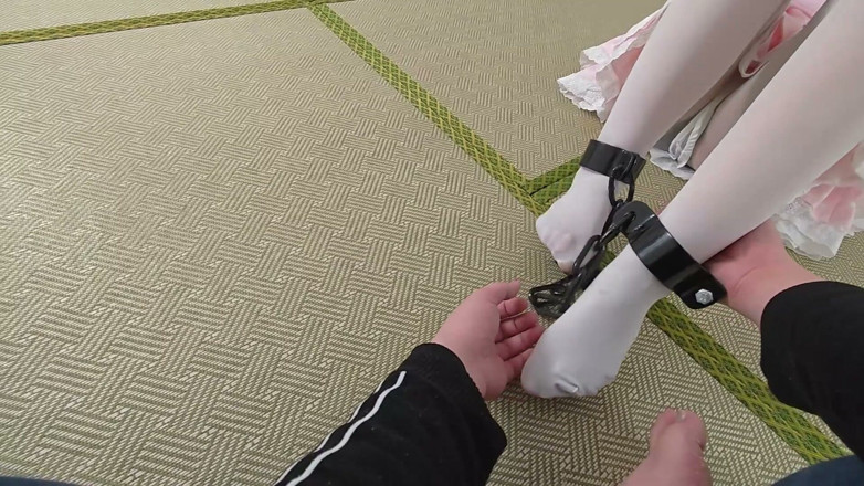 Asian bondage: The Cute White Stockings Girlfriend Is Restrained and Shackled, Tickling...