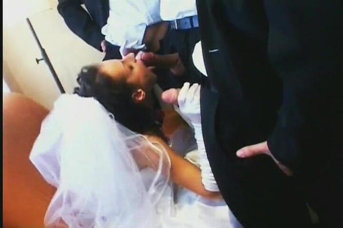 Wonderful Hot World X: Une mariée dévergondée se fait baiser par les invités du...