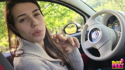 Smokin Fetish: Une ado sexy fume dans une voiture