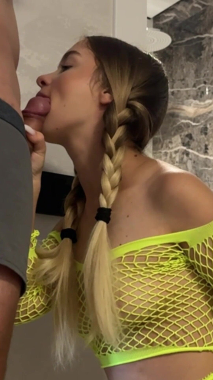 xKendy: Puta De 18 años Chupa Perfectamente La Polla Y Folla En...