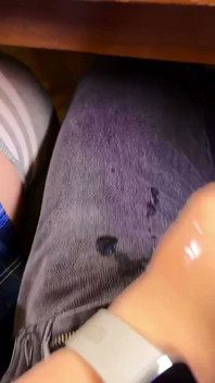 Compilación de chica universitaria - paja de nuevo en clase de matemáticas debajo de la mesa e incluso un poco de mamada y paja con el pie, en la universidad