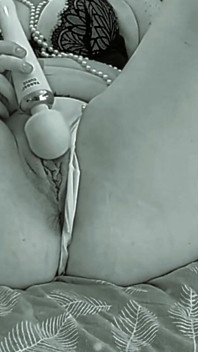 Ich lasse meine kleine nasse muschi und dildo zum vibrieren