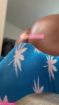Blacktwinkcurves muestra calcetines difusos pies aceitados y