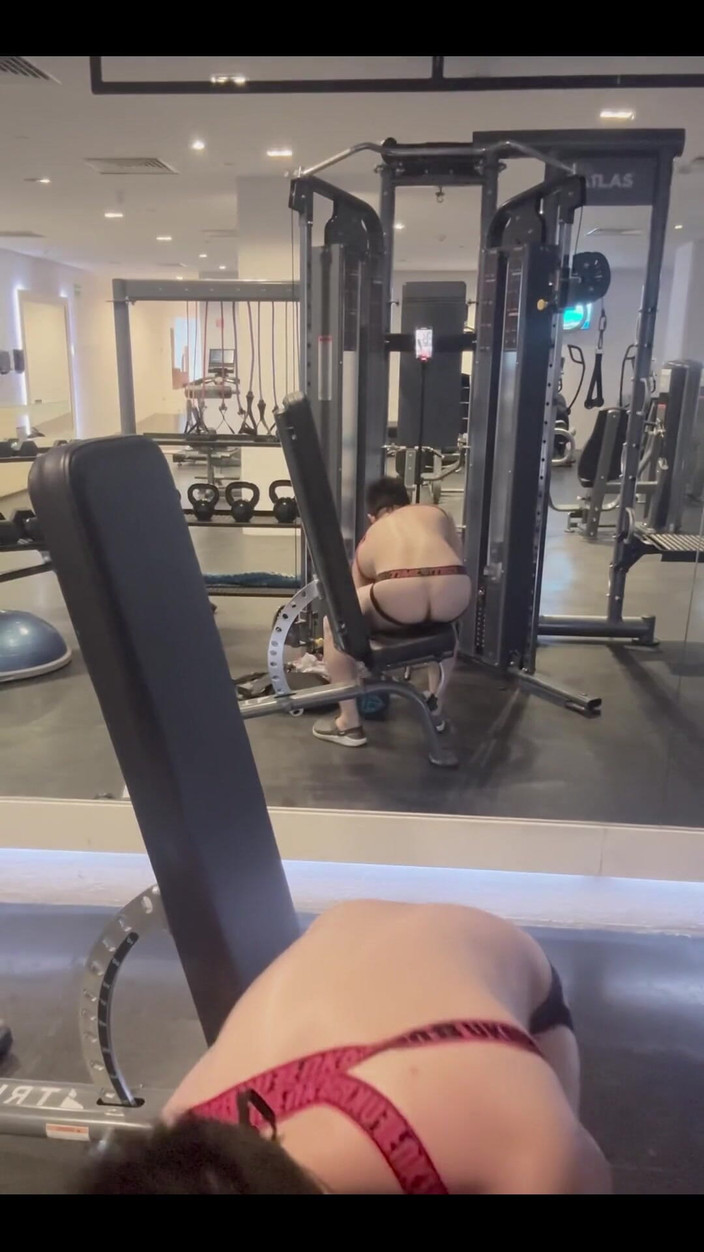 barenakedboy: Flexion à la salle de sport