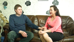 Nightclub Mature: Starší žena s velkým zadkem v punčochách šuká mladého chlapa a on...