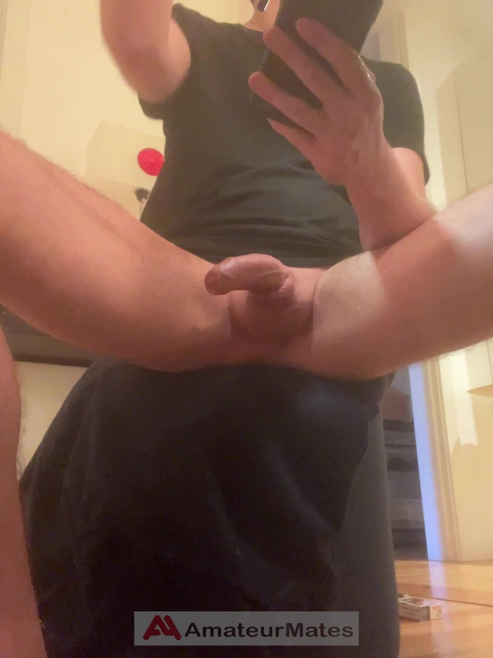 AmateurBoysPissing: Beccato Su Cam Il Mio Coinquilino Si Masturba Sul Porno...