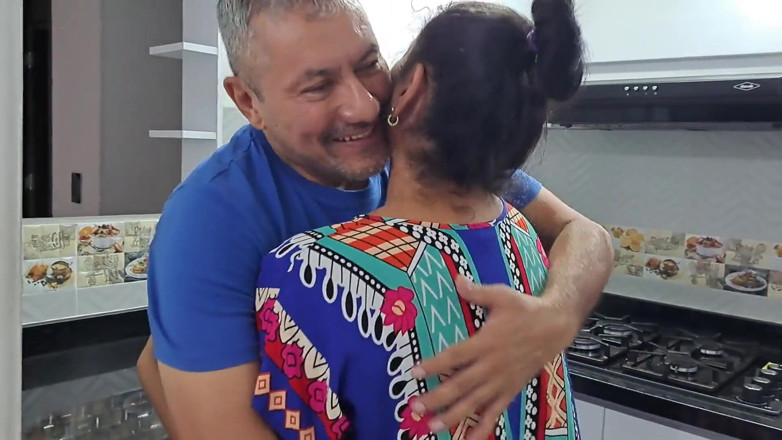 Aly: Aly zuigt de pik van een jongen in de keuken!