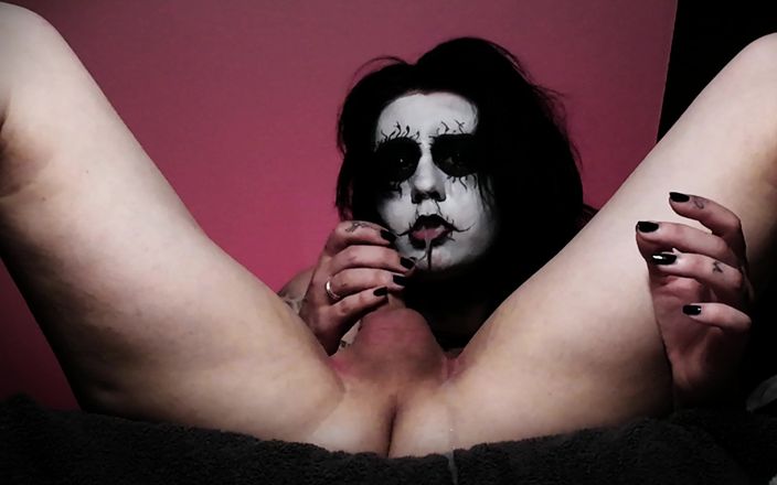 Damagedcosplays: ブラックメタルゴスディープスロートがとても良いので、彼女は2つのスロートパイを手に入れます