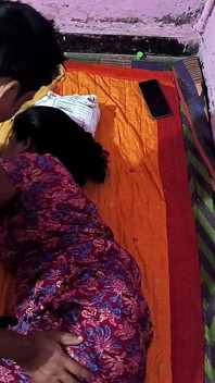 कामुक सौतेली बहन मुझे उसकी मुलायम चूत में उंगली करने देती है और फिर मेरे लंड पर बैठती है