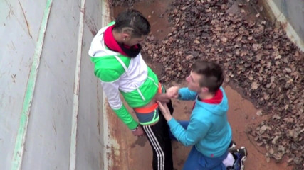 SEX WITH MY BEST FRIEND: Romanyik sergide arkadaşı tarafından sikiliyor