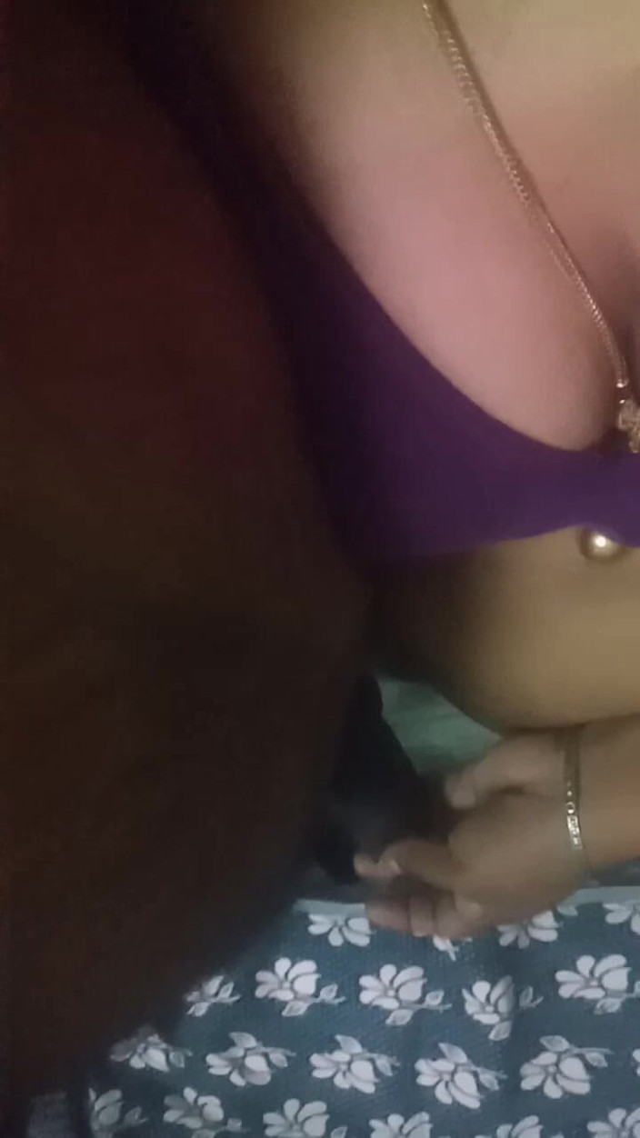 Pickup maami: Makcik desi India dengan muka dan tuan teh