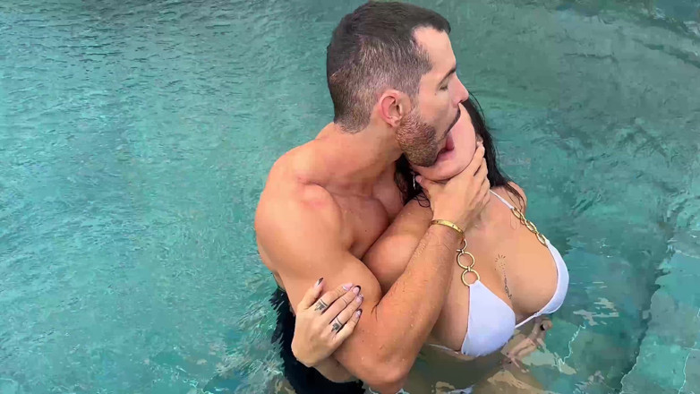 Duncan Saint: Silvana lee hot di ruangan sauna